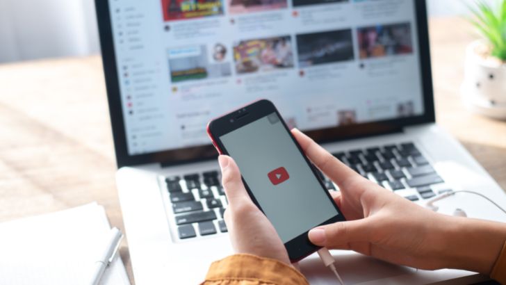 YouTube assouplit l’usage de grossièretés en Français et Anglais